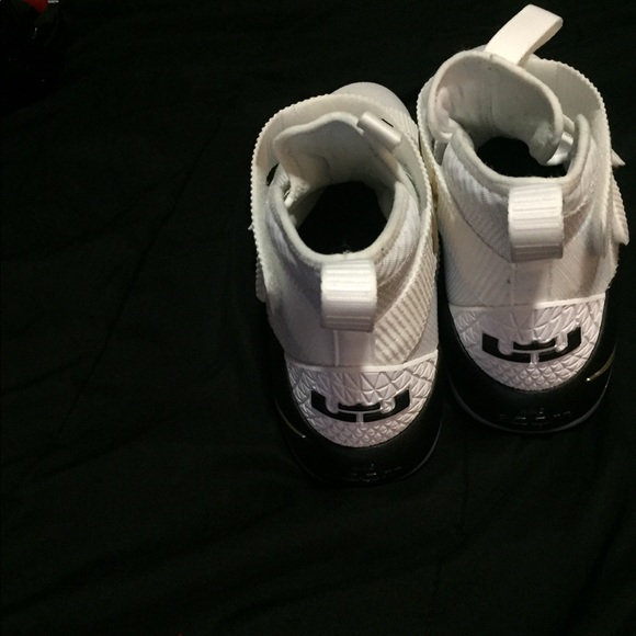 lebrons shoes soldier